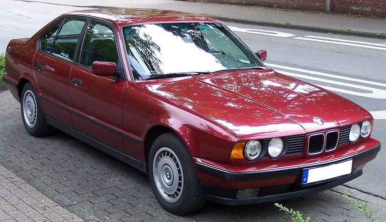 1200px-BMW_Series_5_Old_Model_red_vr.jpg