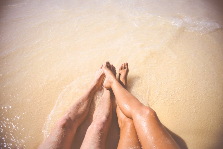 sea-beach-vacation-couple.jpg