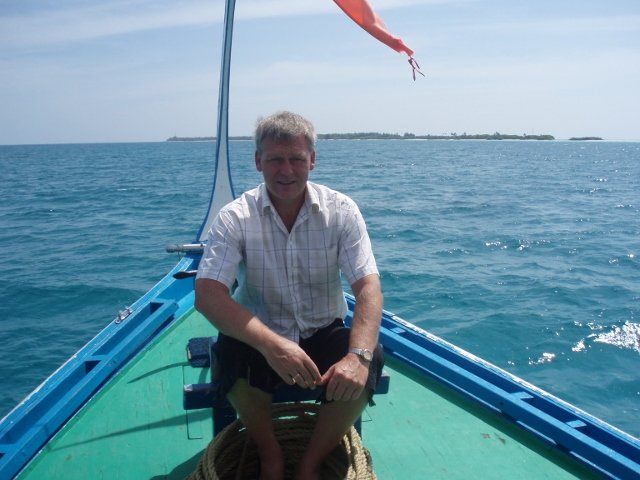 Tommy foran i båten (640x480).jpg