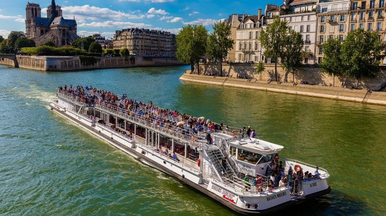 bateaux-mouches-promenade-cathedrale-notre-dame-de-paris.1000w.jpg