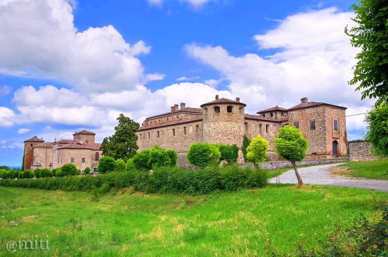 agazzano castello.jpg