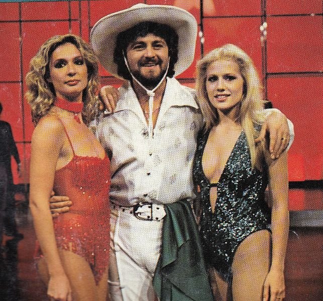 Fantastico_(1979)_-_Loretta_Goggi,_Beppe_Grillo,_Heather_Parisi.jpg