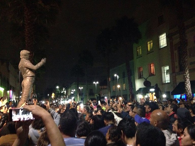 Homenaje_popular_a_Juan_Gabriel_en_la_Plaza_Garibaldi,_Ciudad_de_México_-_4.jpg