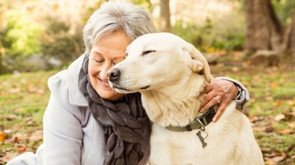 anciana-y-perro-mejoran-su-salud.jpg_1718483347.jpg