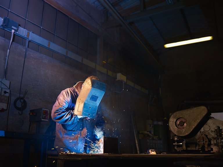 man-at-work-as-welder-in-heavy-industry-PVQHZAN.jpg