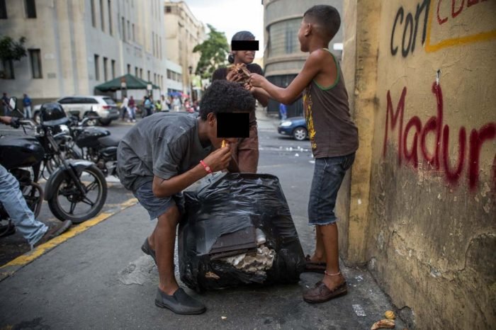 Niños-comen-basura-700x466.jpg