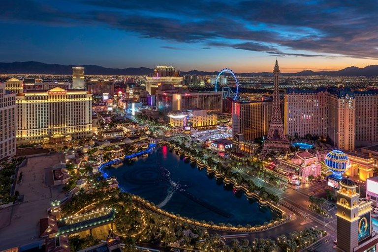 USA_Houses_Evening_Pond_Las_Vegas_532588_1280x854-e1532676829487.jpg