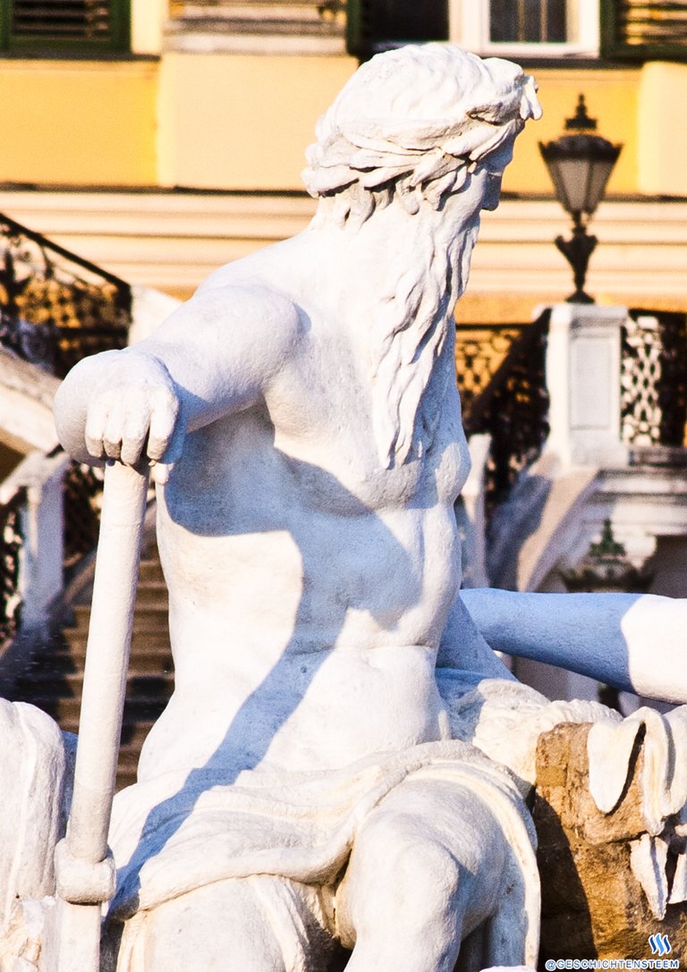 schönbrunn-ohne-menschen-figur-brunnen.jpg