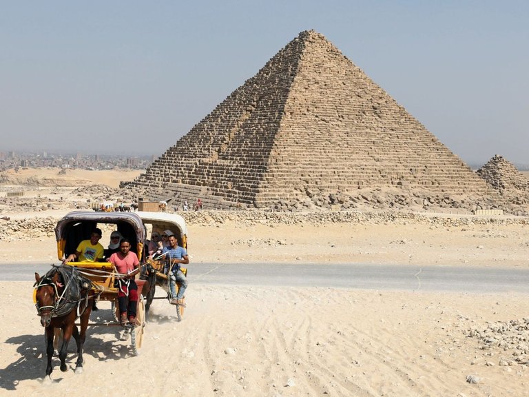 skynews-pyramids-giza_4236772.jpg