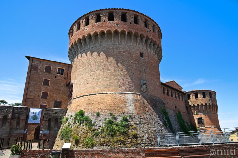 dozza castello.jpg