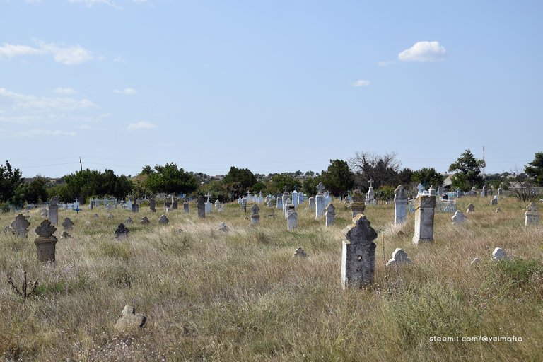 W oddali nowa część cmentarza.