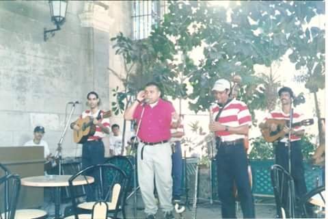 alejandro cantando grupo.jpg