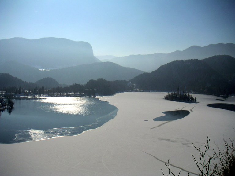 Bled-Lake_and_Island_from_Castle.JPG