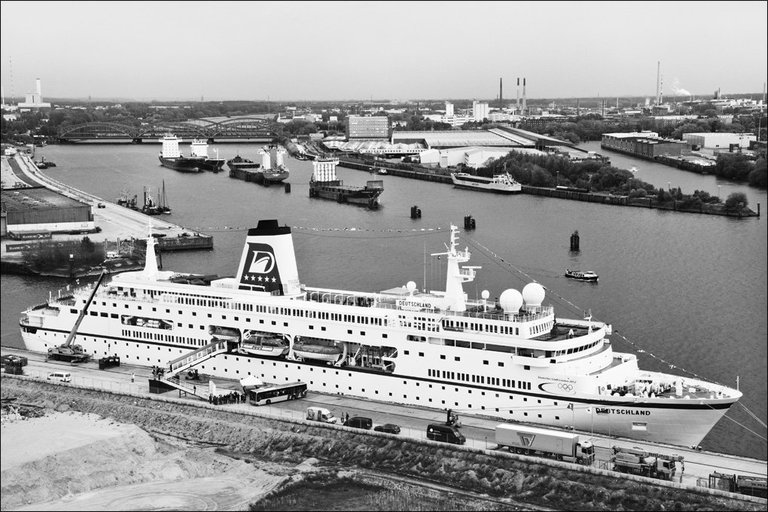 hamburg-harbour_8756154037_o (FILEminimizer).jpg