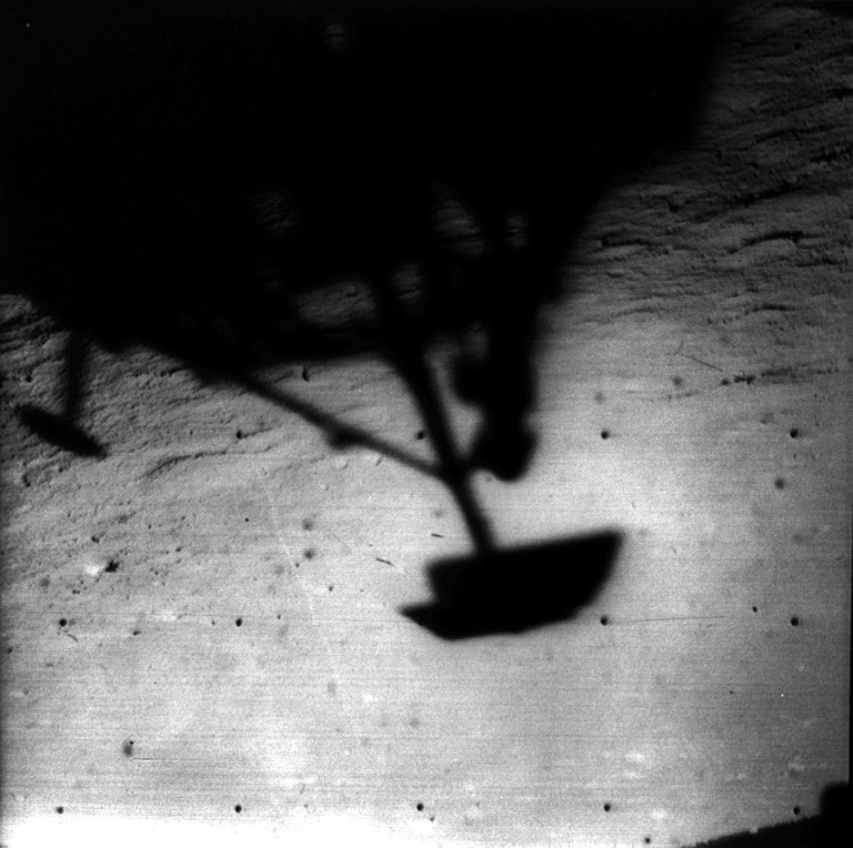 1024px-Surveyor_1_shadow_lunarsurface.jpg