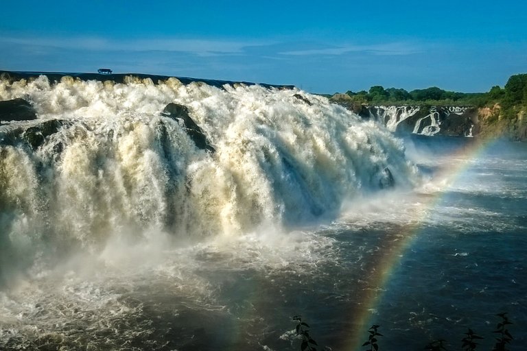 Embalse_Macagua_-_Salto_La_Llovizna_-_Río_Caroní.jpg