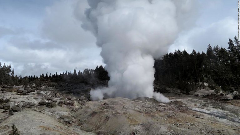 Steamboat Geyser erupted.jpg