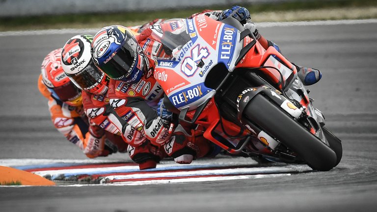 Andrea Dovizioso, liderando por delante de Lorenzo y Márquez MotoGP.com.jpg