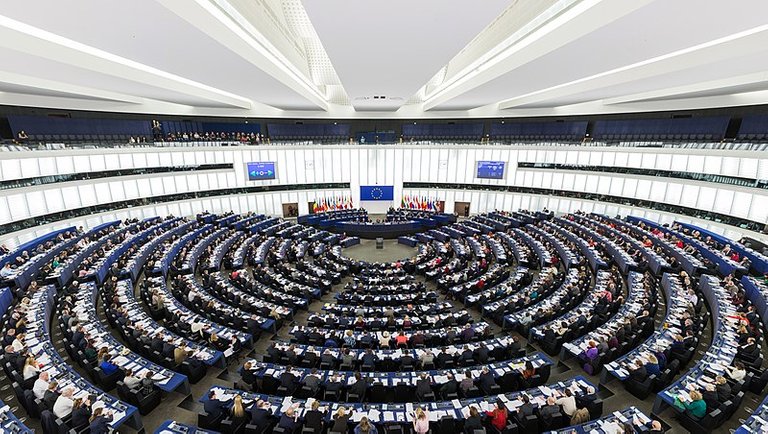 800px-European_Parliament_Strasbourg_Hemicycle_-_Diliff.jpg