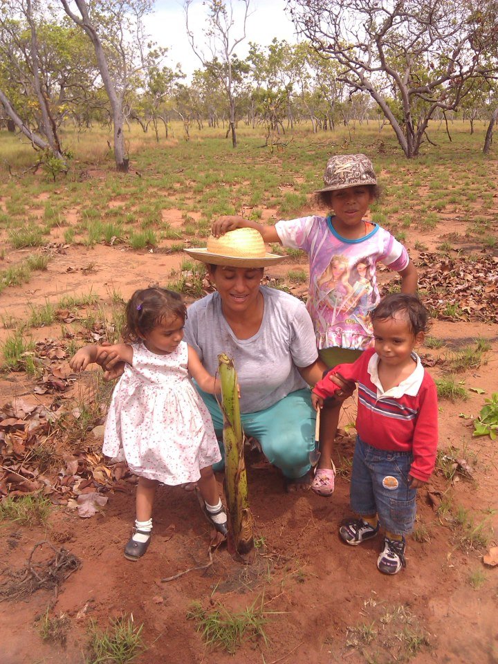 Siembra de platano con la familia.jpg