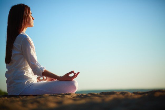 mujer-meditando-en-posicion-del-loto_1098-1435.jpg