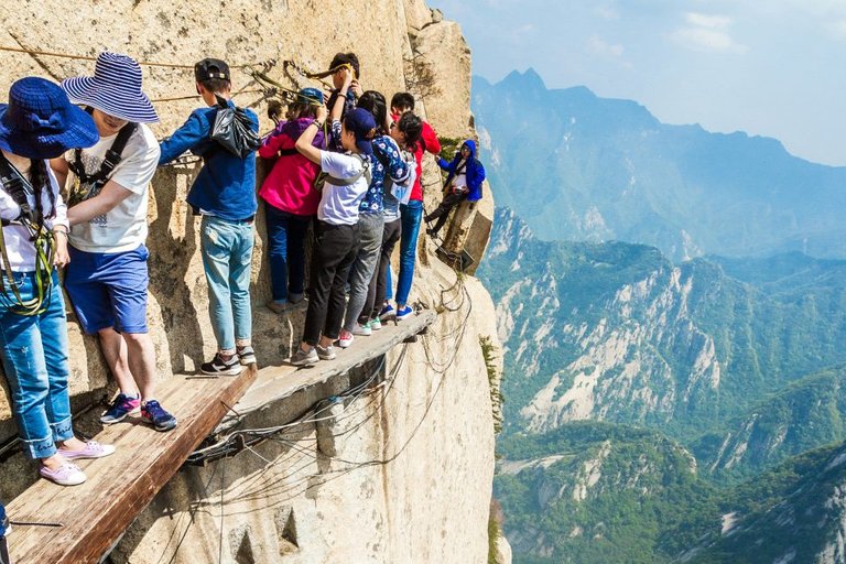 mount-huashan-deadliest-climb_5_LEAD-960x640.jpg