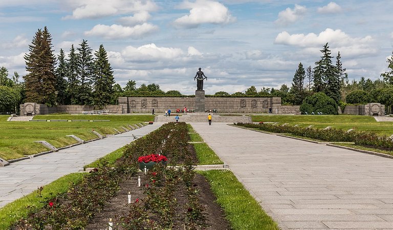 1024px-Piskarevskoye_Memorial_Cemetery_St._Petersburg_02.jpg