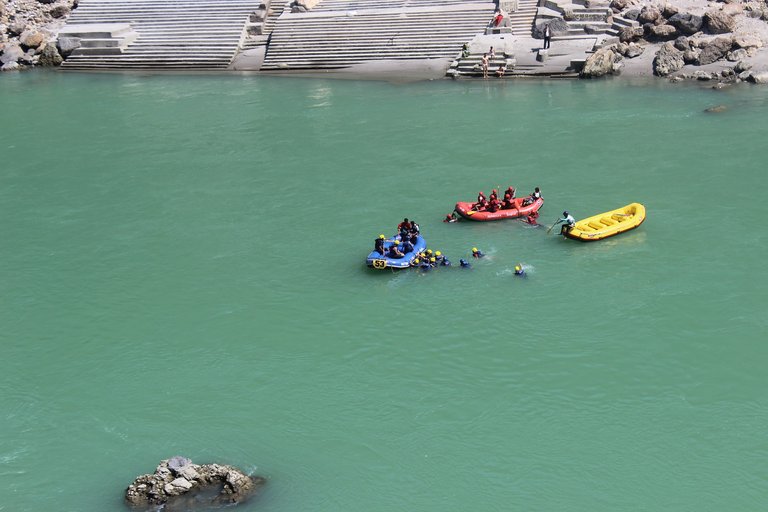 rafting-687368_1920.jpg