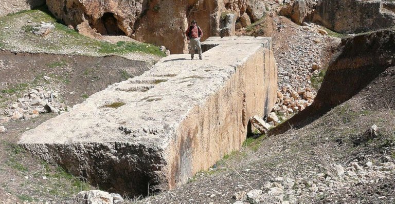 Baalbek-_largest_stone.jpg