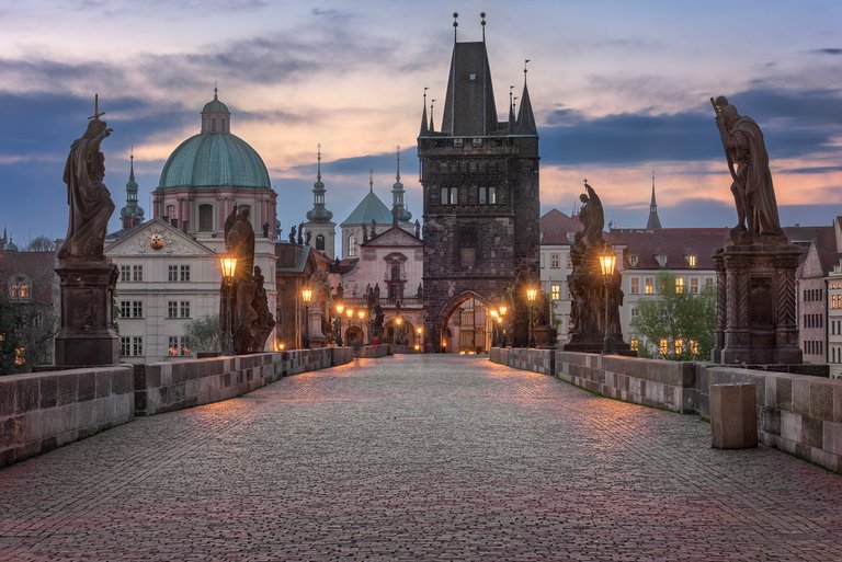 Charles-Bridge-in-the-Morning-Prague-Czech-Republic3.jpg