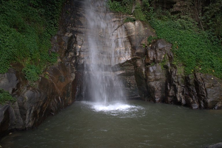 waterfall-1369319_1920.jpg