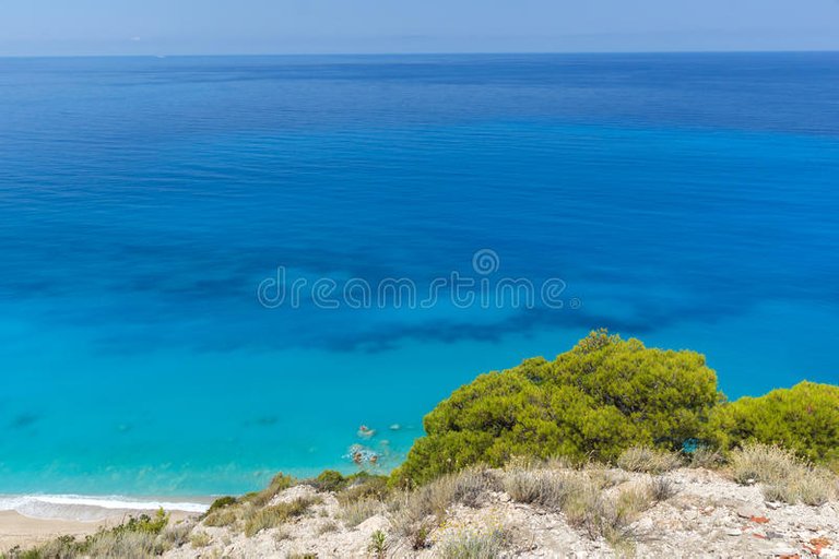 paisaje-asombroso-de-la-playa-con-aguas-azules-lefkada-grecia-de-kokkinos-vrachos-89835160 (1).jpg