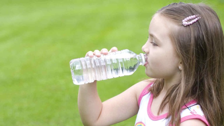 nina-tomando-agua.jpg