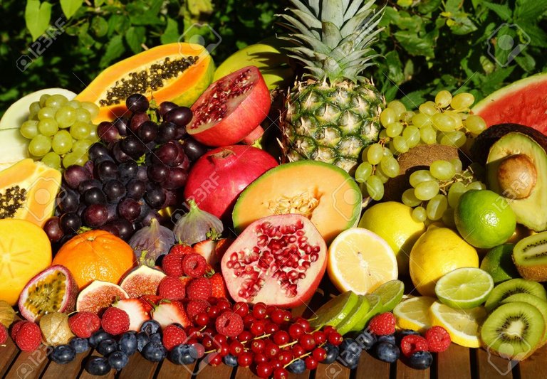 32093299-mélange-de-fruits-tropicaux.jpg