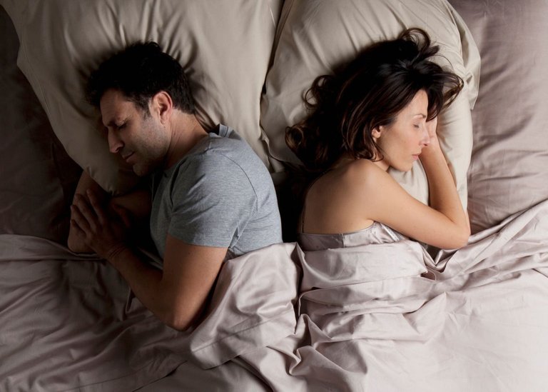 54ffabc60a23d-sleep-position-relationship-meaning-de.jpg