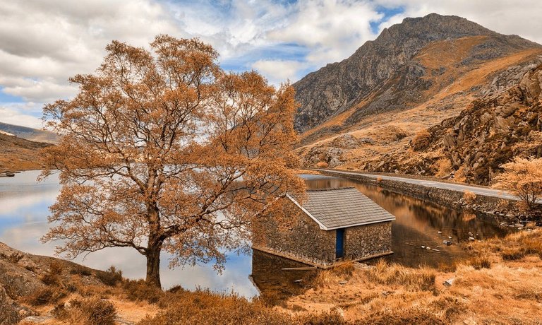 ogwen_lake_house___orange_cream_fantasy_by_somadjinn-dcl7xvu 2.jpg