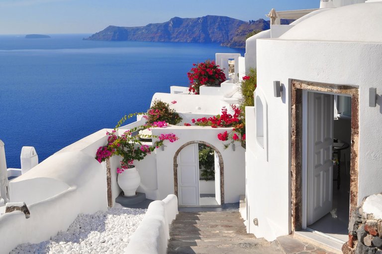 traditional-house-in-santorini-greece-with-view-of-the-aegean-sea-1980x1315.jpg