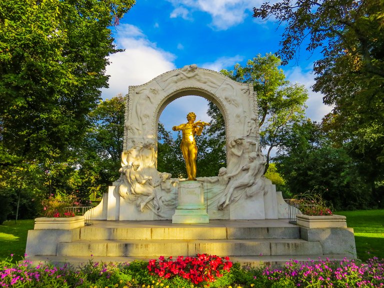 Das_Johann_Strauß_Denkmal_im_Wiener_Stadtpark_(15340084335).jpg