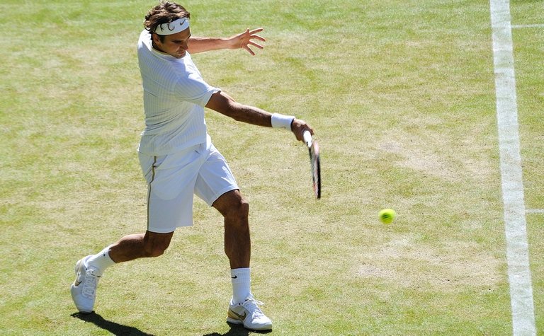 Roger_Federer_at_the_2009_Wimbledon_Championships_08.jpg