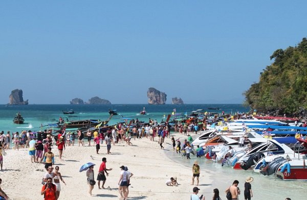 crowded-island-hopping-thailand-e1439825615333.jpg