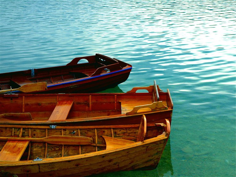 Boats_at_Lake_Bled.jpg