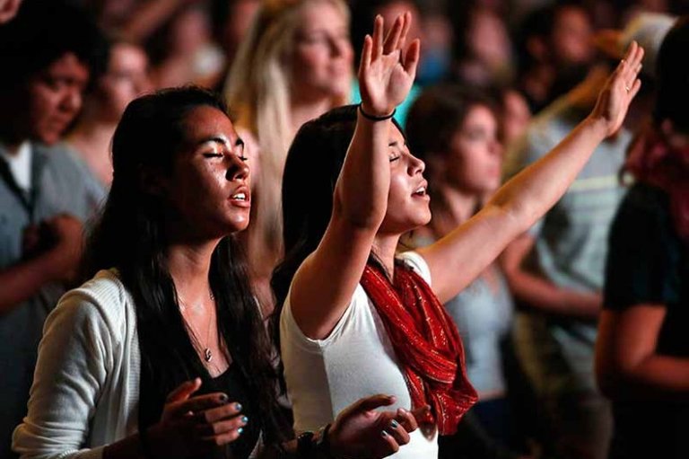 GCU-Students-In-Chapel-778x518.jpg