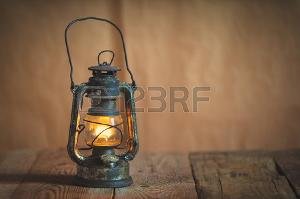 38410655-vendimia-lámpara-linterna-queroseno-ardiendo-con-una-luz-suave-resplandor-en-un-granero-rústico-antiguo-co.jpg