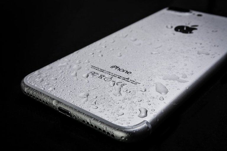 wet-smartphone-3369007_1280.jpg