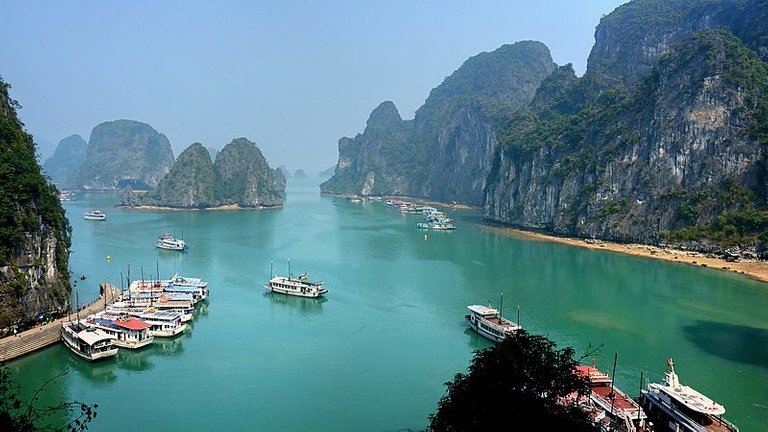 800px-Ha_Long_Bay_on_a_sunny_day.jpg