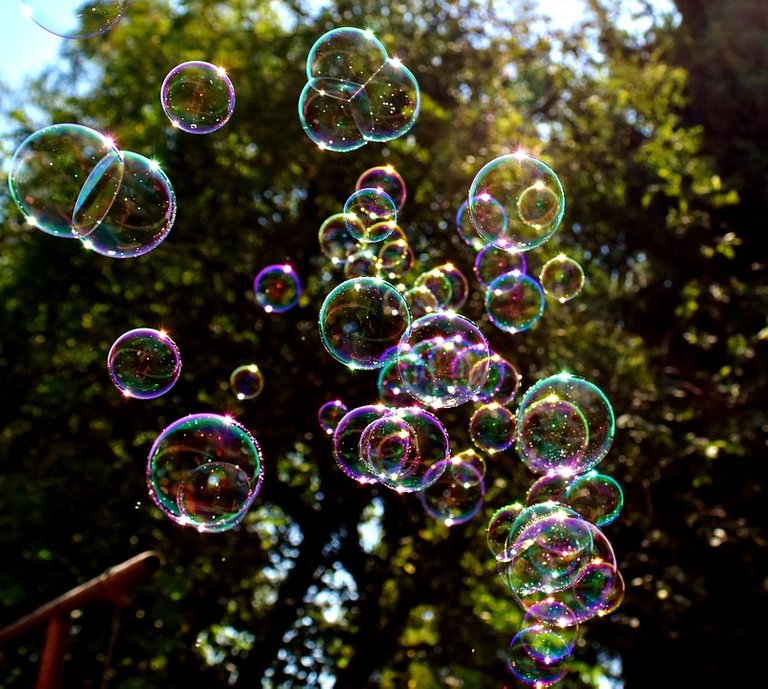 soap-bubbles-2417437_960_720.jpg