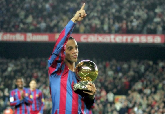 ronaldinho--brindandole-su-balon-de-oro-al-camp-nou--fcbarcelona.jpg