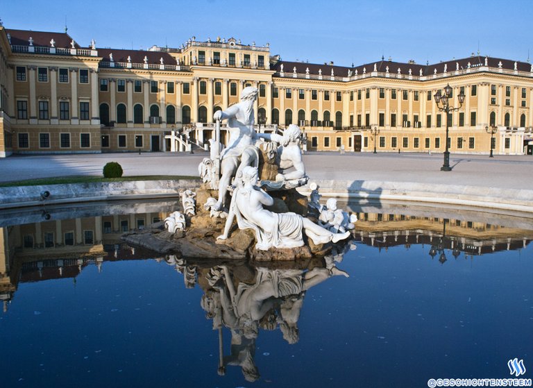 schönbrunn-ohne-menschen-brunnen-wasser.jpg