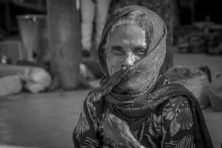 Mercado Taibessi vendedores 25 old woman portrait bw.jpg