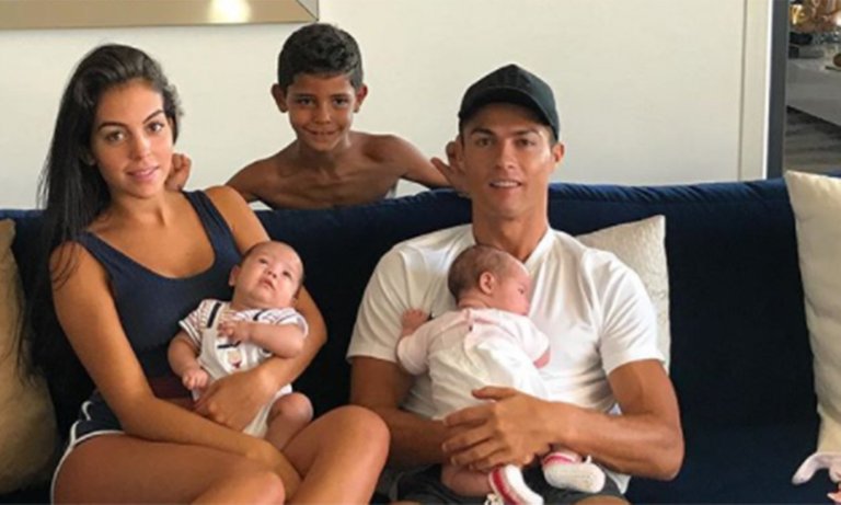 cristiano-ronaldo-family-t.jpg